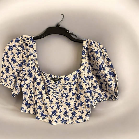 Forever 21 Tops - Forever 21 Blue and White Floral Crop Top